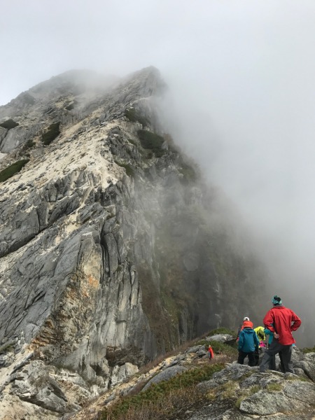 【画像】甲斐駒ヶ岳、摩利支天から頂上を見上げる